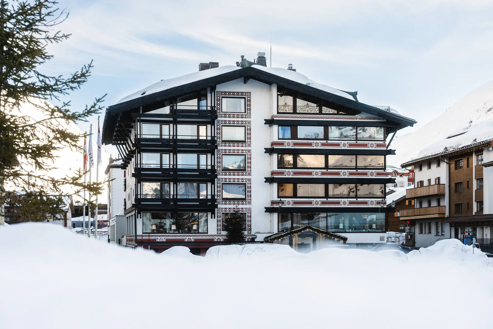 Un edificio con la neve sul pavimento.