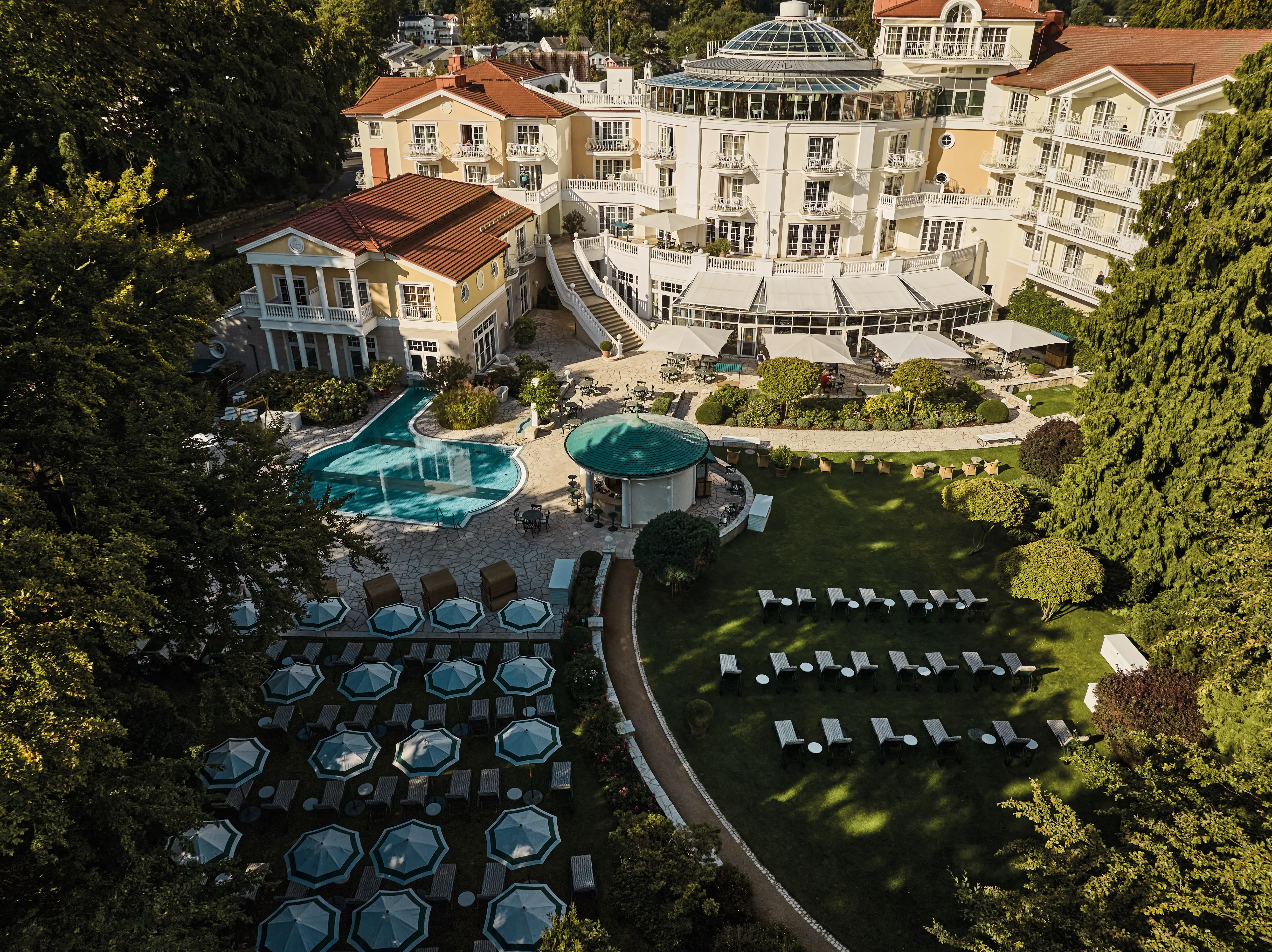 Luftaufnahme eines Gebäudes mit zwei Pools