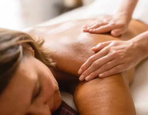 Eine Frau erhält eine Rückenmassage.