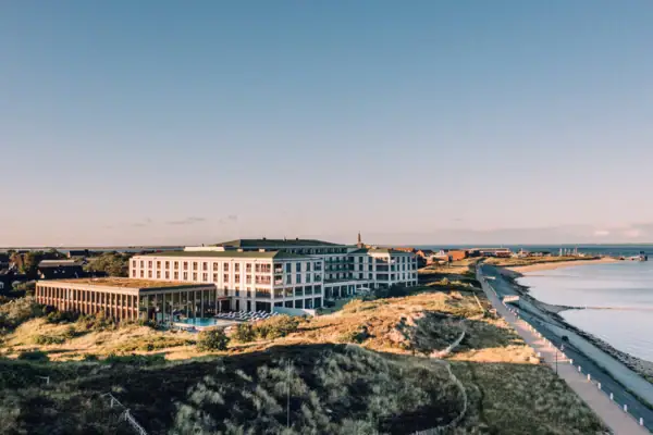 Un grande edificio vicino a uno specchio d'acqua.