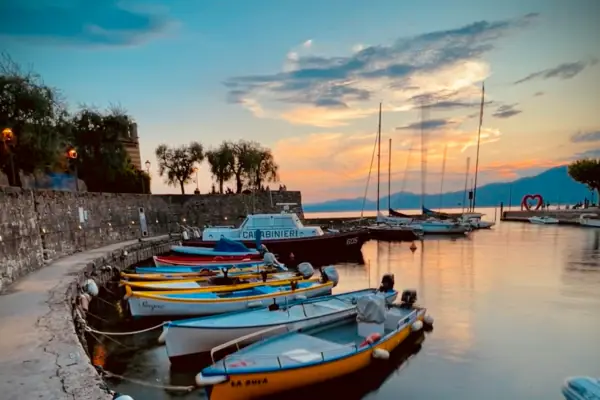 Torri del Benaco Barche su uno specchio d'acqua sotto un cielo nuvoloso