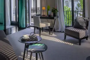 Una stanza con tavolo e sedie.