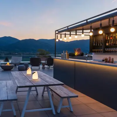 Terrazza con tavolo, sedie e braciere.