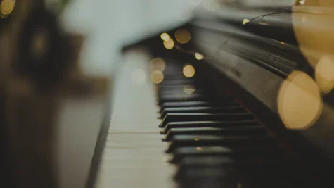 Primo piano dei tasti di un pianoforte.