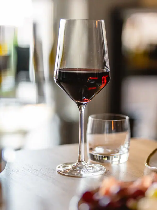 Un bicchiere di vino su un tavolo.