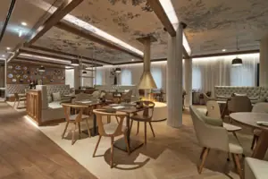 Il ristorante Freyheit dell'A-ROSA Tegernsee con i tavoli apparecchiati.