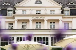 Un edificio con una grande finestra e un grande ombrellone.