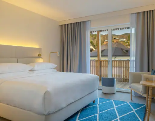 Camera da letto con letto, sedia e tavolo.