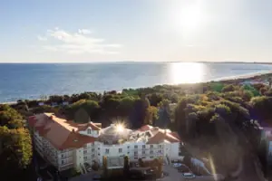 Un edificio con alberi e acqua sullo sfondo.