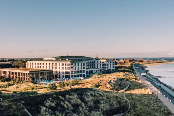 Edificio accanto a un corpo d'acqua con cielo sereno.