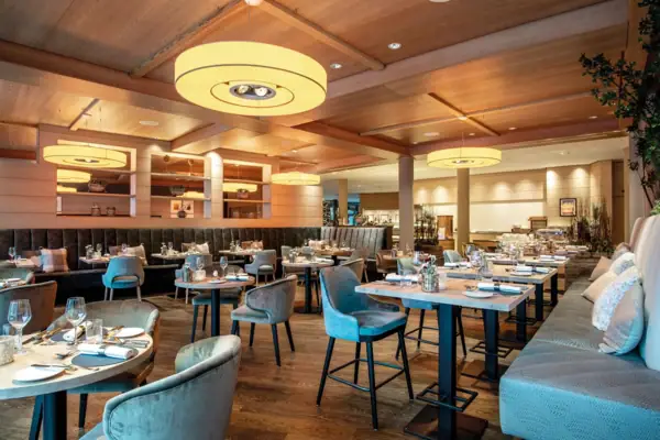 Ein Restaurant mit Tischen und Stühlen.