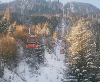 Cabinovia che sale su una montagna innevata.