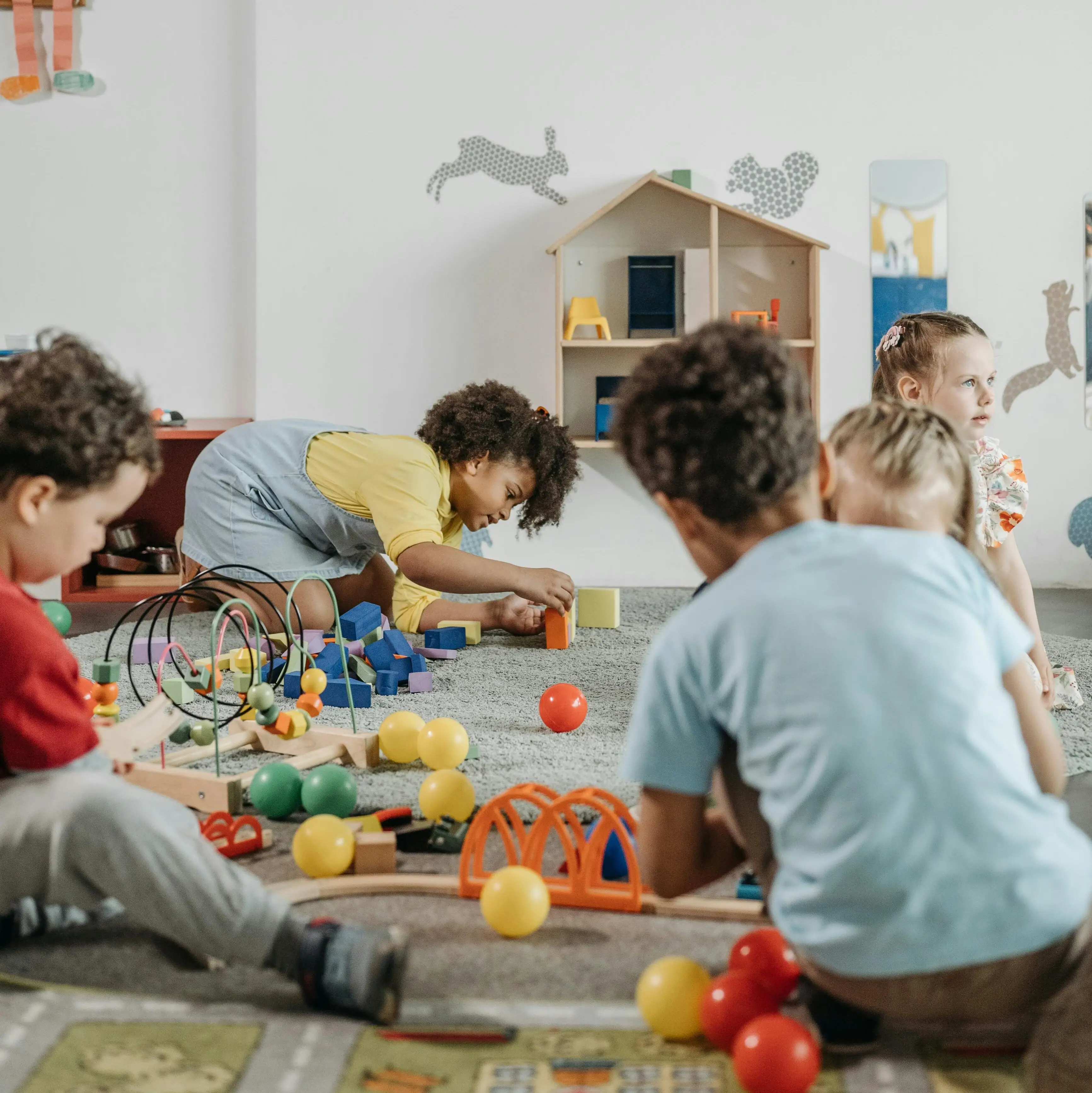 Eine Gruppe von Kindern spielt mit Spielzeug.
