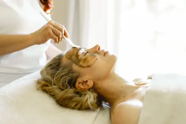 Una donna che riceve una maschera facciale.