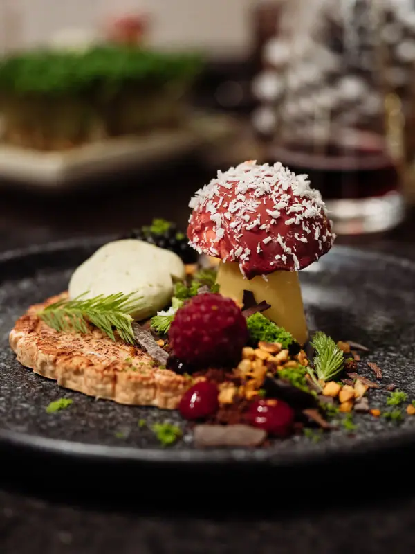 Un piatto con un dessert presentato in modo artistico su un tavolo.