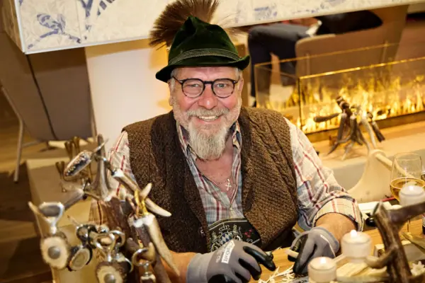 Un uomo con il cappello e i guanti.