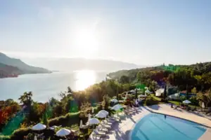 Una piscina con ombrelloni e sedie a sdraio a bordo vasca.