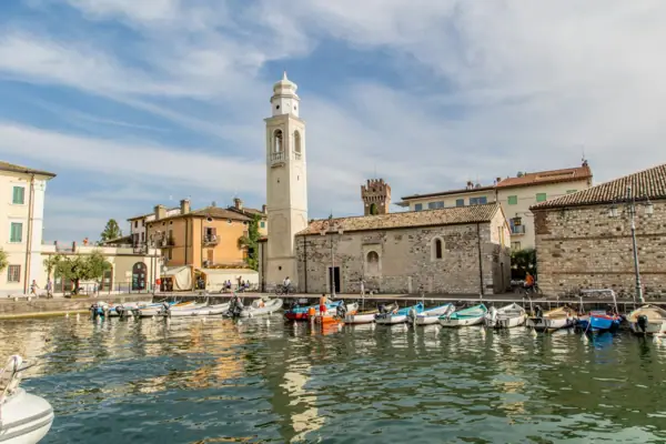 Lazise Barche nel porto sotto un cielo nuvoloso