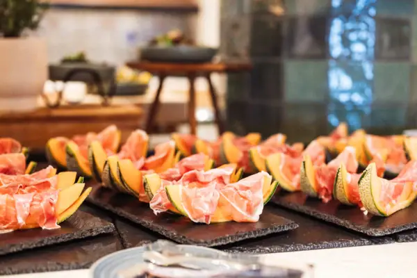 Un vassoio di cibo su un tavolo.