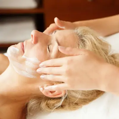 Donna durante un massaggio al viso