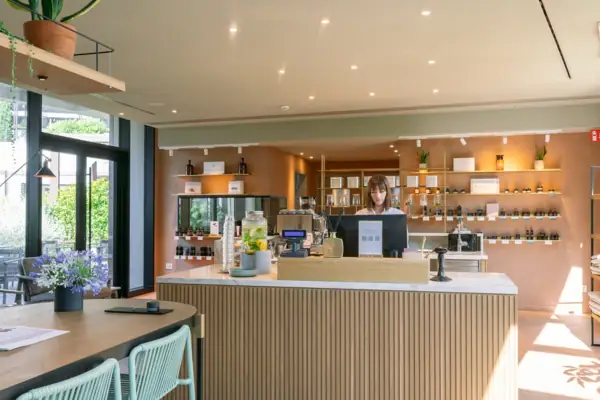 Una donna dietro un bancone in un negozio.