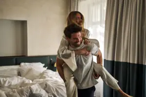 Un uomo porta una donna sulle spalle.