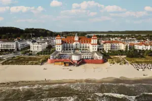 Un grande edificio sulla spiaggia.
