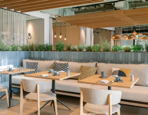 Ristorante con tavoli e sedie in un ambiente interno elegante.