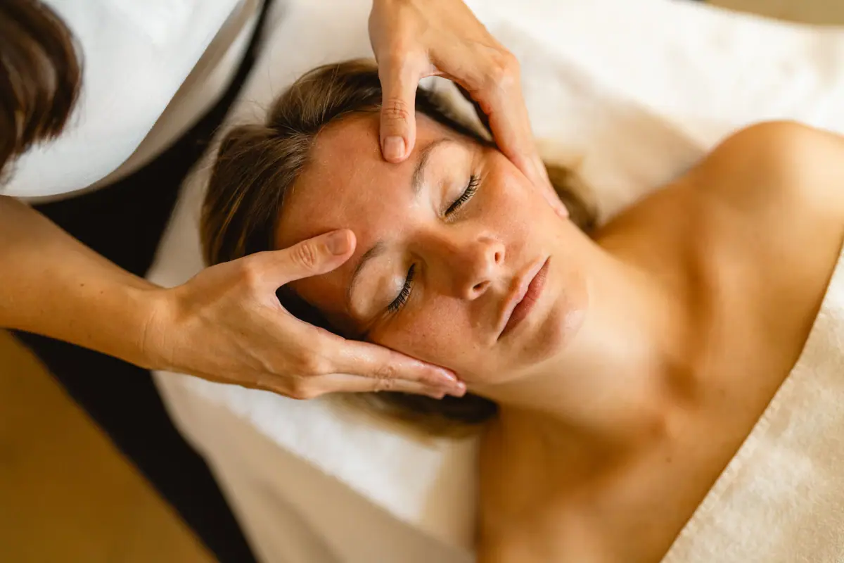 SPA-ROSA Kühlungsborn Una donna si sta facendo fare un massaggio allo SPA-ROSA di Kühlungsborn.