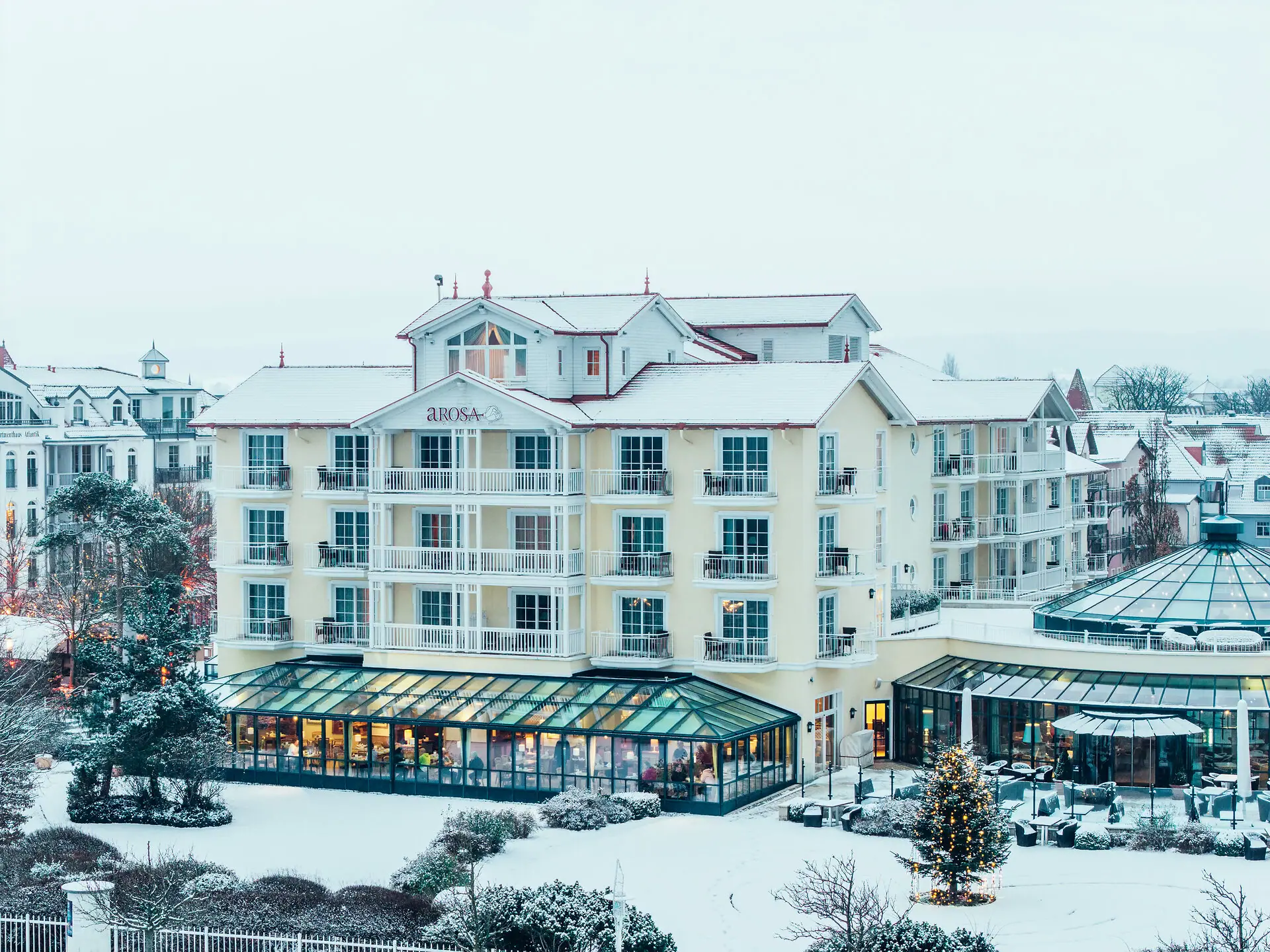 Un edificio nella neve con degli alberi sullo sfondo.