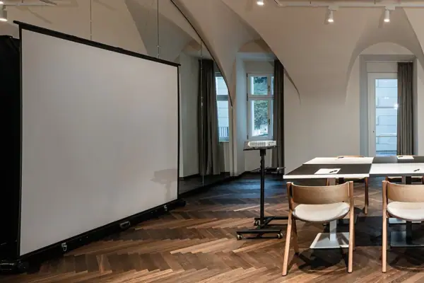 Una stanza con un tavolo e sedie.