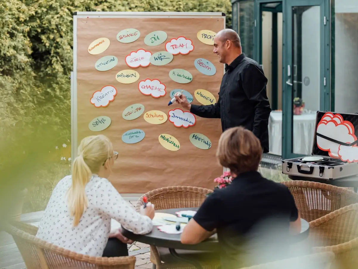Pinnwand Ein Mann schreibt auf eine Tafel.
