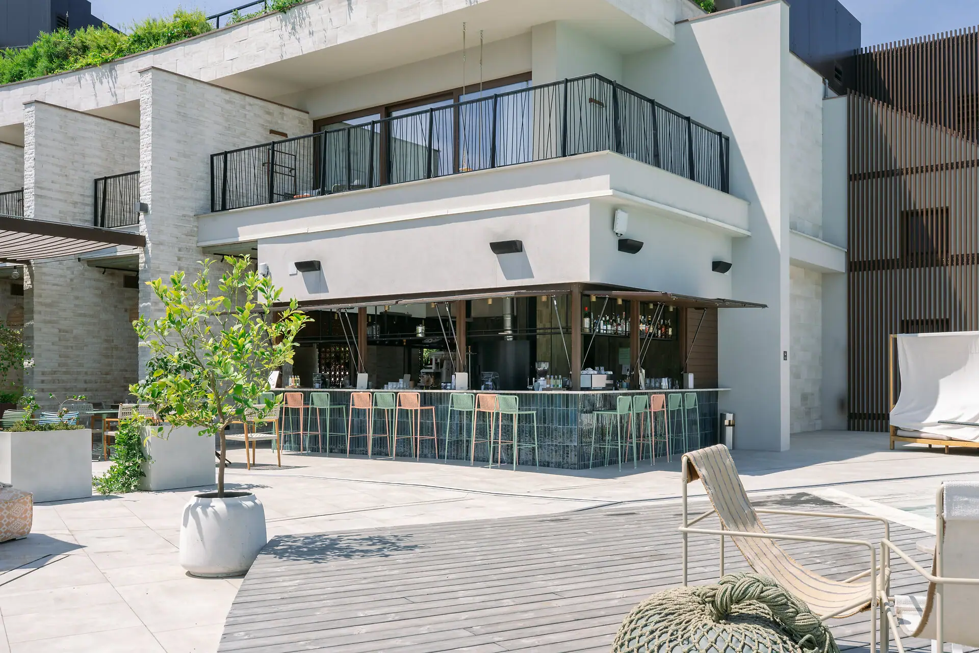 Un edificio con patio e sedie.