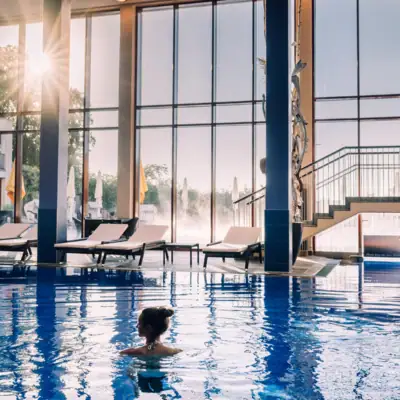 Eine Frau in einem Swimmingpool.