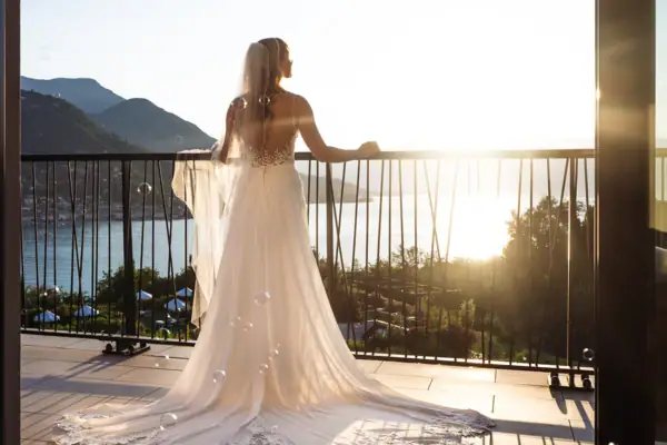 Eine Frau in einem Hochzeitskleid.