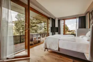 Una camera da letto con pareti in vetro e un letto.