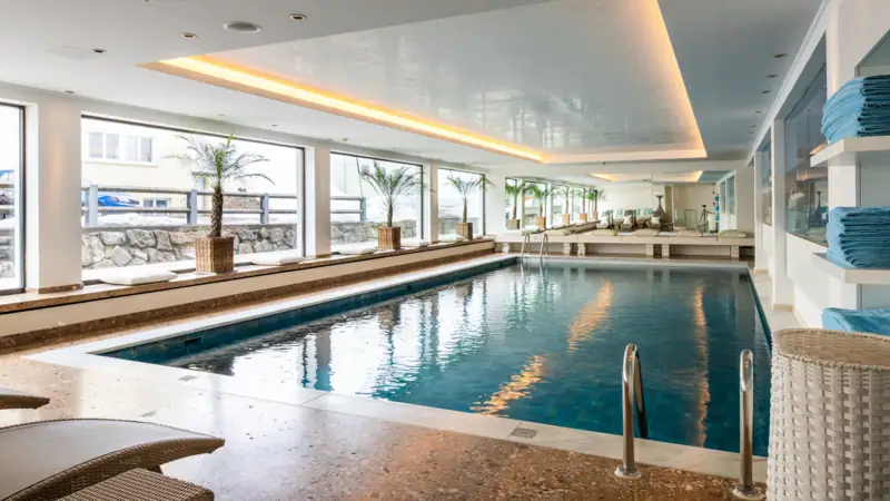 Innenpool mit großem Becken.
