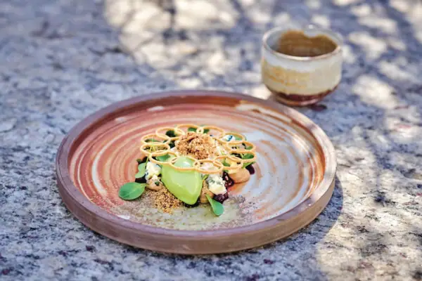Ein Teller mit Essen auf einem Tisch.