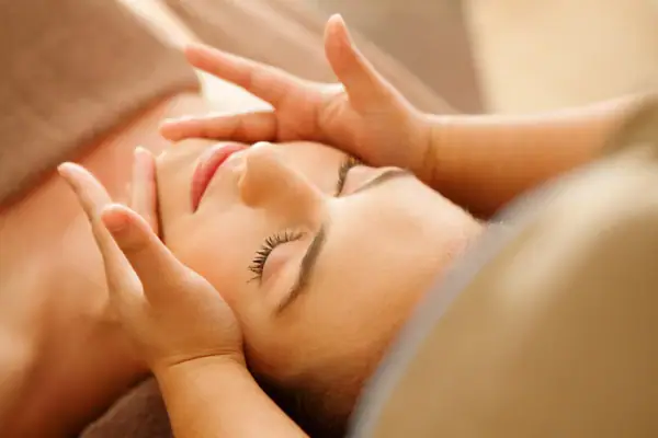 Eine Frau liegt mit geschlossenen Augen.