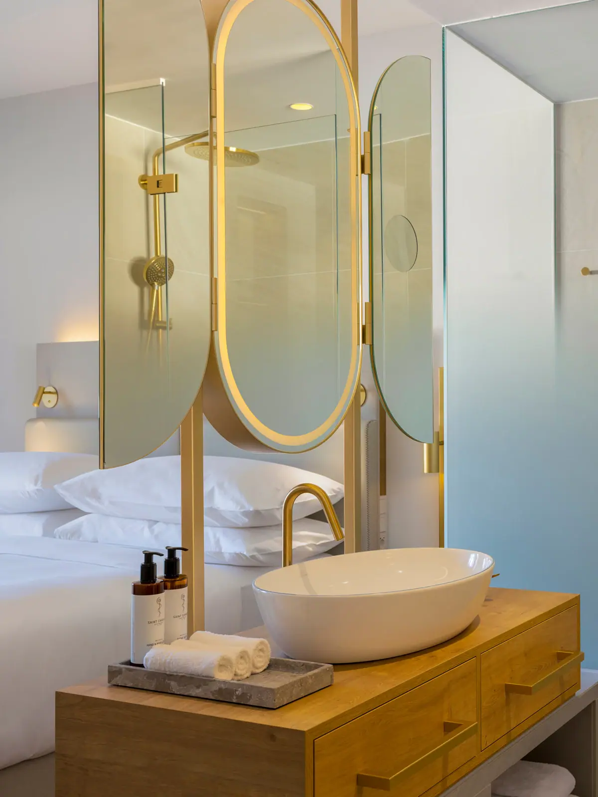 Un bagno con lavabo e doccia.