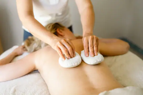 Eine Person erhält eine Rückenmassage.
