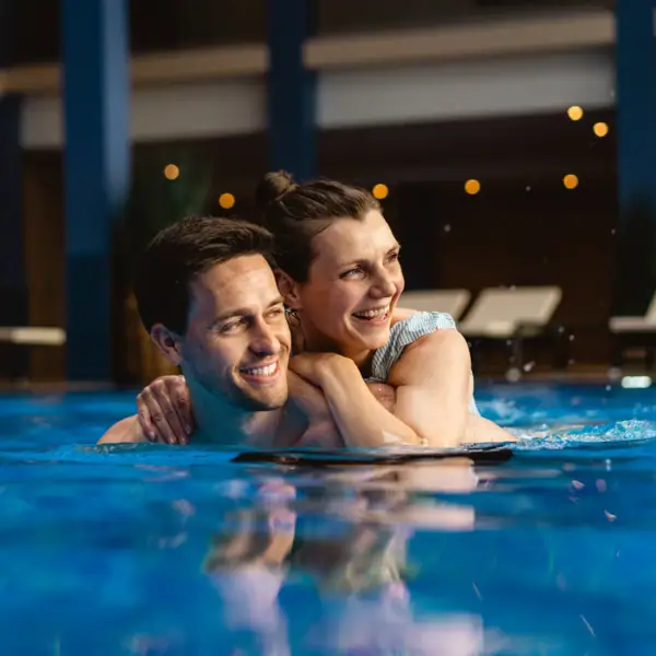 Ein Mann und eine Frau im Schwimmbecken.