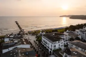 A-ROSA Ceres sul mare vista dall'alto Spiaggia con edifici e un molo sullo sfondo.