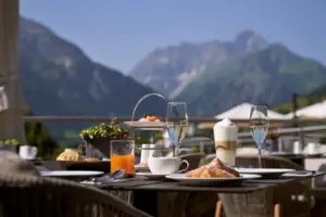 Un tavolo con cibo e bevande sullo sfondo di Hallstatt.