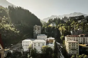 Un gruppo di edifici su una collina.