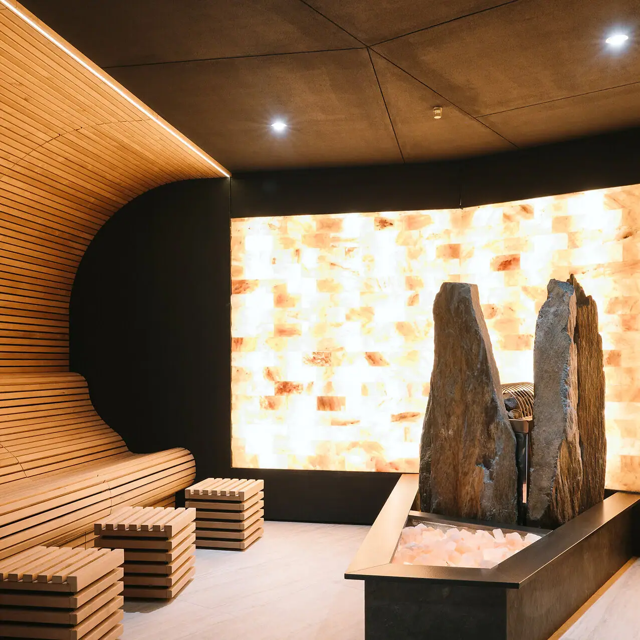 Area sauna moderna con pareti di sale e atmosfera rilassante presso l’A-ROSA Lago di Garda.