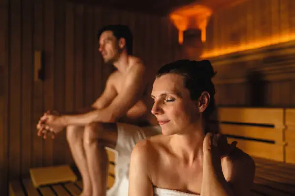 Paar in der Sauna Ein Mann und eine Frau in einer Sauna.