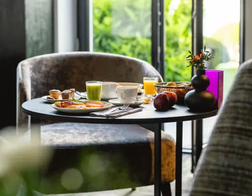 Frühstück Ein Tisch mit Speisen darauf.