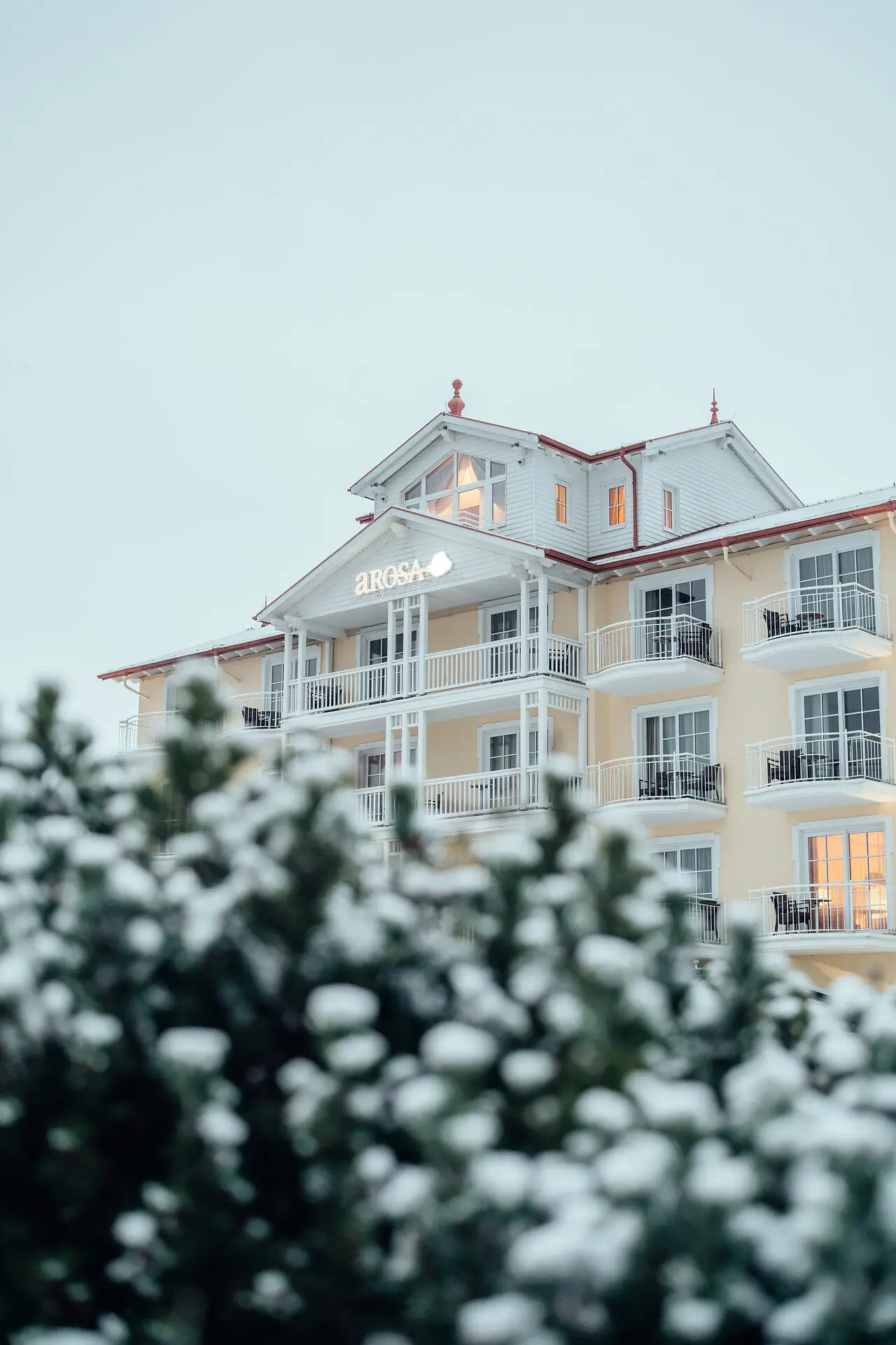 Un edificio con la neve sul pavimento in inverno.