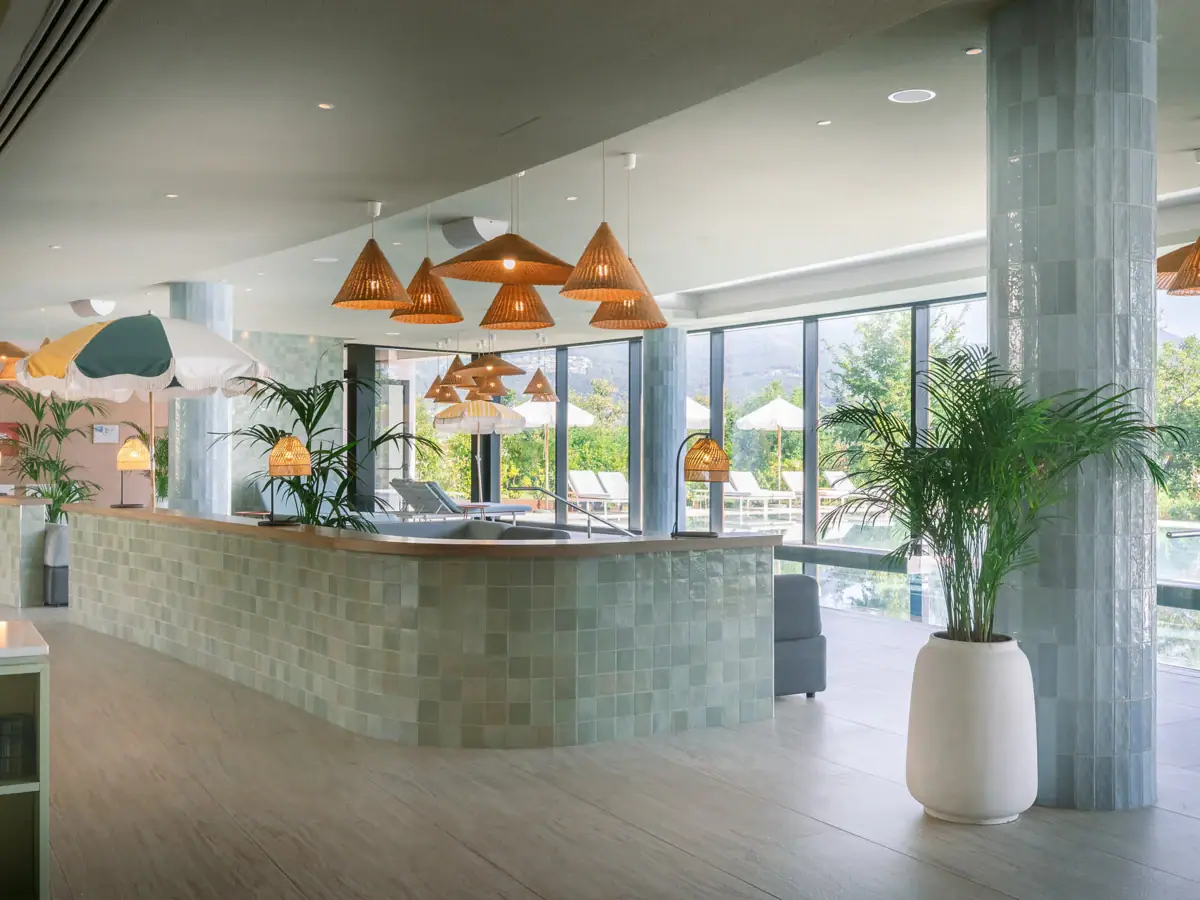 Area interna della SPA-ROSA all’Hotel A-ROSA Lago di Garda con piscina coperta, design moderno e luce naturale.